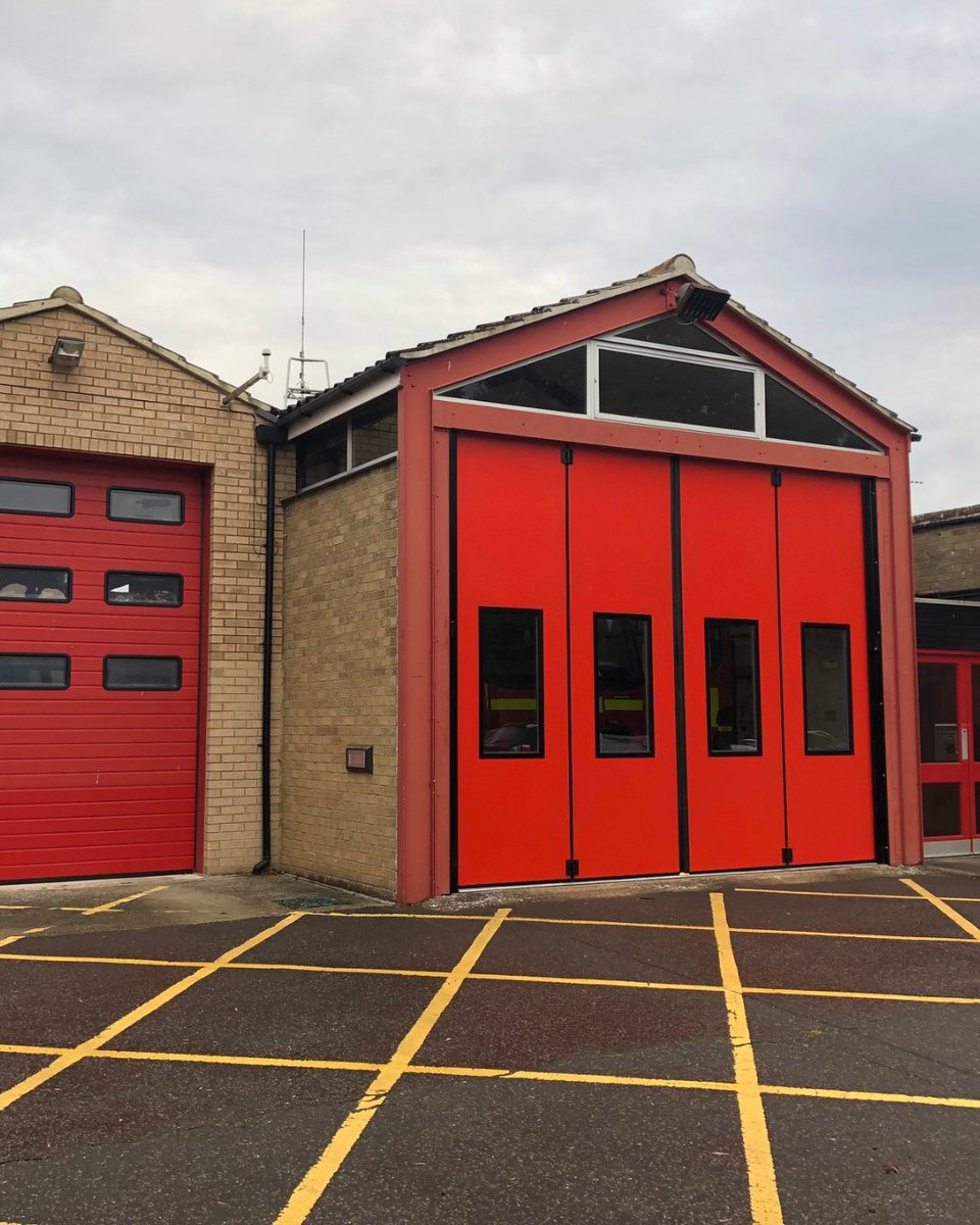 CooksDoors's tweet image. Delivering performance with our latest installation- we installed this Phoenix Swift insulated steel folding door set, finished in striking Poppy Red for a Suffolk Fire station. #CooksDoors #SecureSolutions #CommercialDoors #FireStation #SteelFoldingDoors #PhoenixDoors #Suffolk