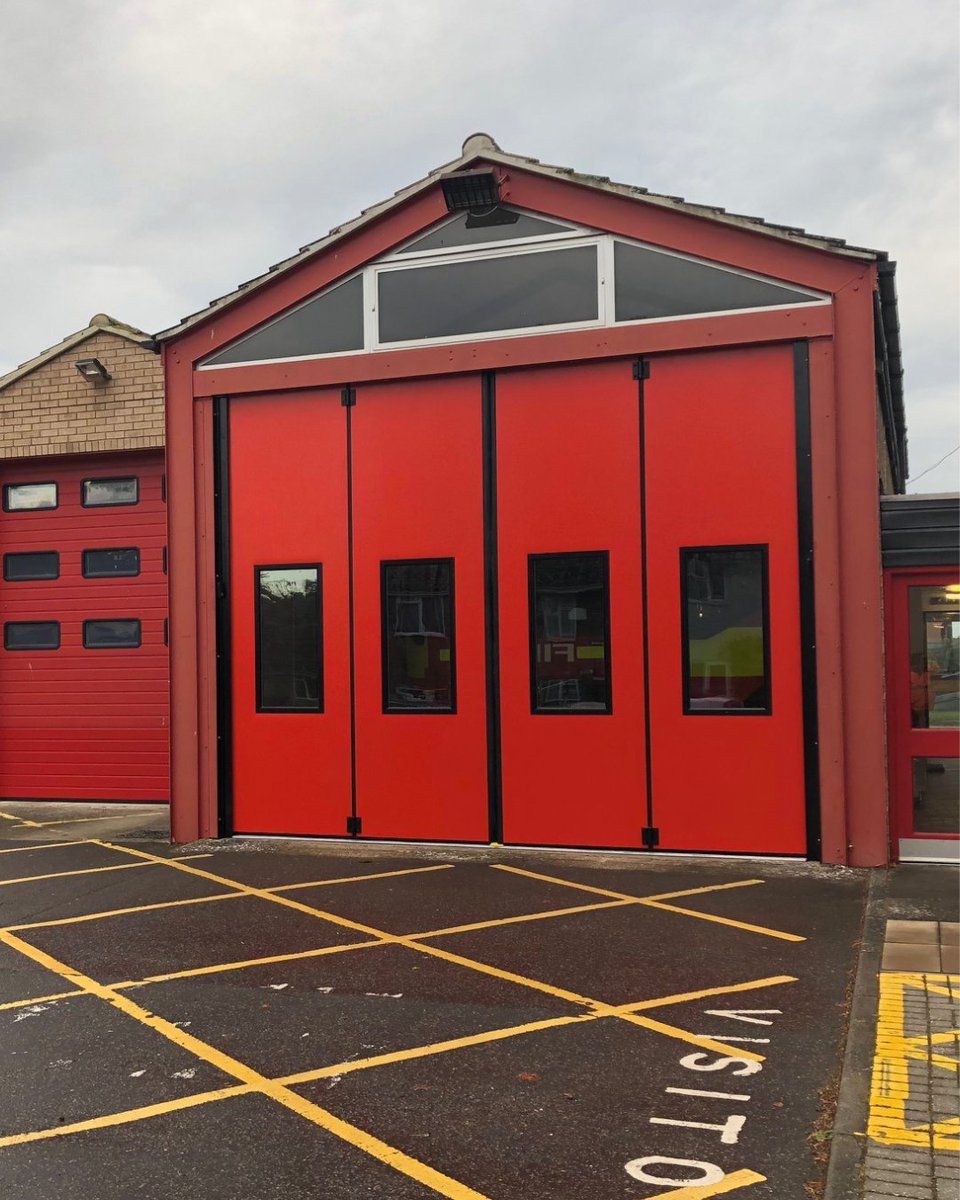 CooksDoors's tweet image. Delivering performance with our latest installation- we installed this Phoenix Swift insulated steel folding door set, finished in striking Poppy Red for a Suffolk Fire station. #CooksDoors #SecureSolutions #CommercialDoors #FireStation #SteelFoldingDoors #PhoenixDoors #Suffolk