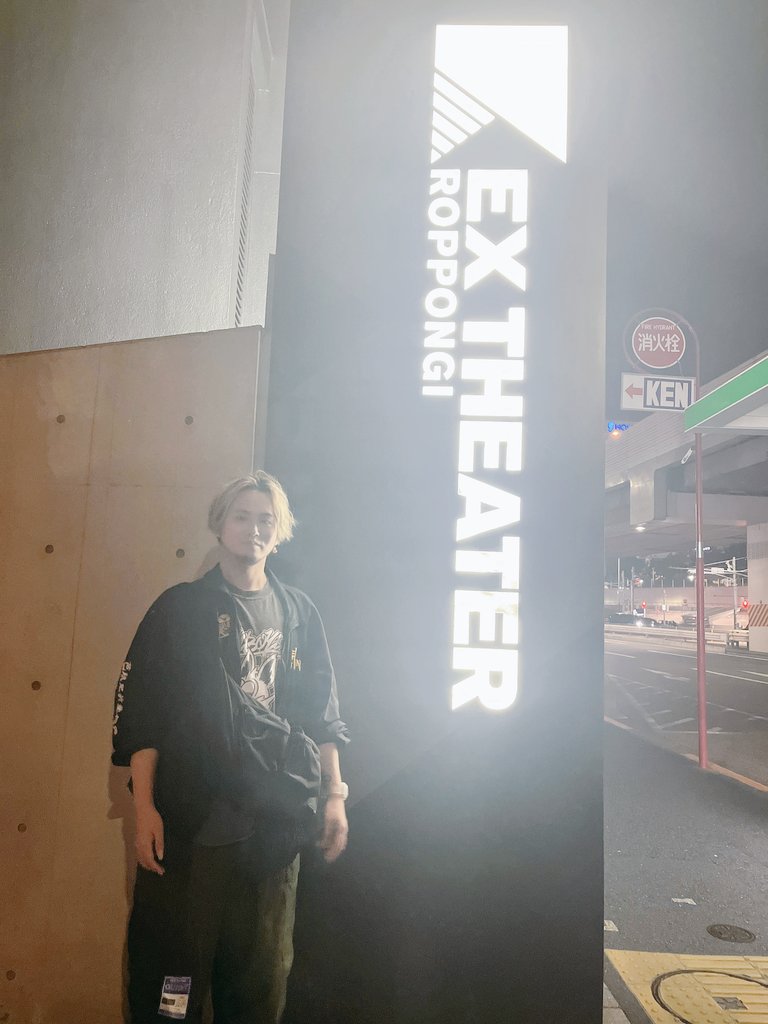 wolpis_kater's tweet photo. 月詠みのライブ見に行ってきた〜〜！
一生むずい曲歌っててボーカルのお二人マジですごかった
ユリイさんはMCでめっちゃ噛んでて可愛かったです

(これはスタッフのカメラがぶっ壊れてて鬼ぴかぴかの写真しか撮れない事も知らずにウキウキで立つ私) https://t.co/lCZU7MHiw5