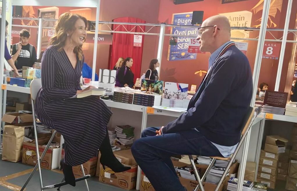 Jedan od najboljih razgovora koje sam imao povodom istorijskih romana “Crničani” i “Zemlja Romeja”. Gospođa Miloš <a href="/MilosSenka/">Senka Miloš</a> je lepo secirala romane i postavila posebno draga pitanja jer potvrđuju da knjiga treba da razgori čoveka, a ne čovek knjigu.