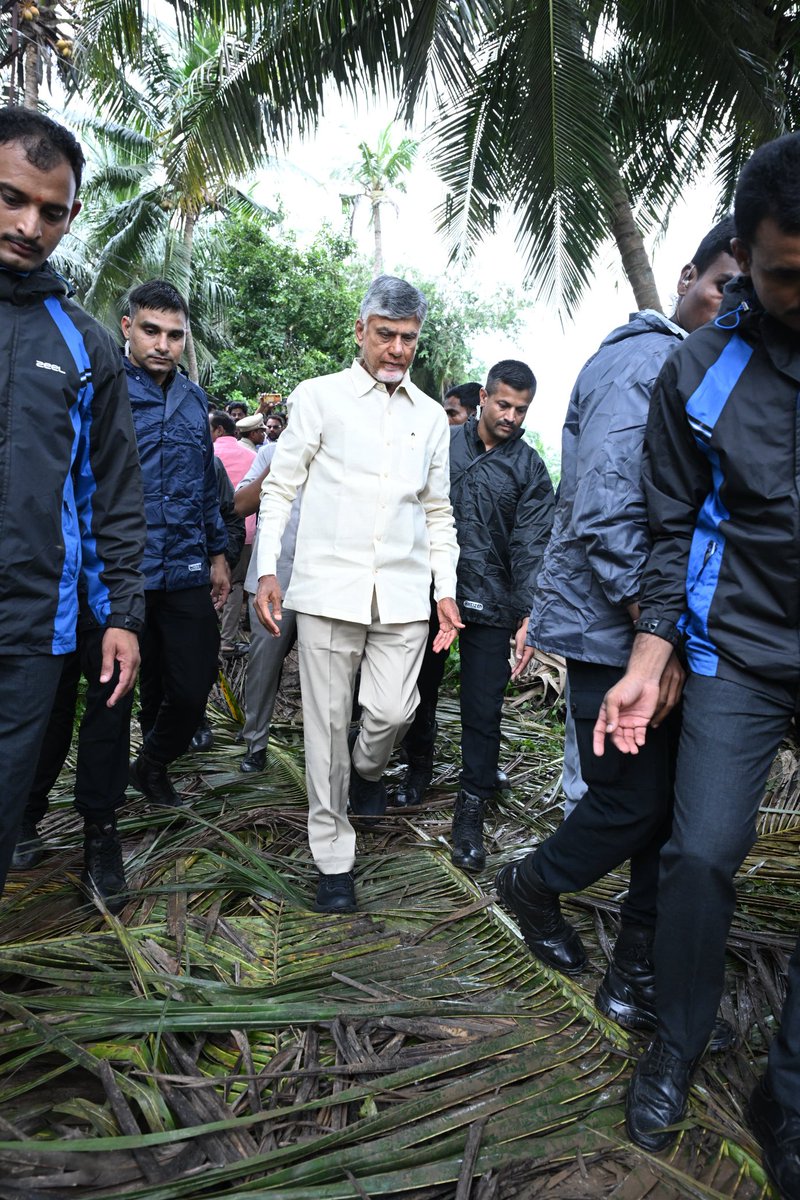 ncbn's tweet image. #TeamAPInAction 
#CycloneMontha 
డాక్టర్ బీఆర్ అంబేద్కర్ కోనసీమ జిల్లా, అల్లవరం మండలం, ఓడలరేవులో మొంథా తుఫాను బాధితుల కోసం ఏర్పాటు చేసిన పునరావాస కేంద్రానికి వెళ్లి బాధితుల క్షేమ సమాచారాన్ని అడిగి తెలుసుకున్నాను. నిర్వాసిత కుటుంబాలకు ప్రభుత్వం నుండి నిత్యావసర సరుకులు, 25 కేజీల…