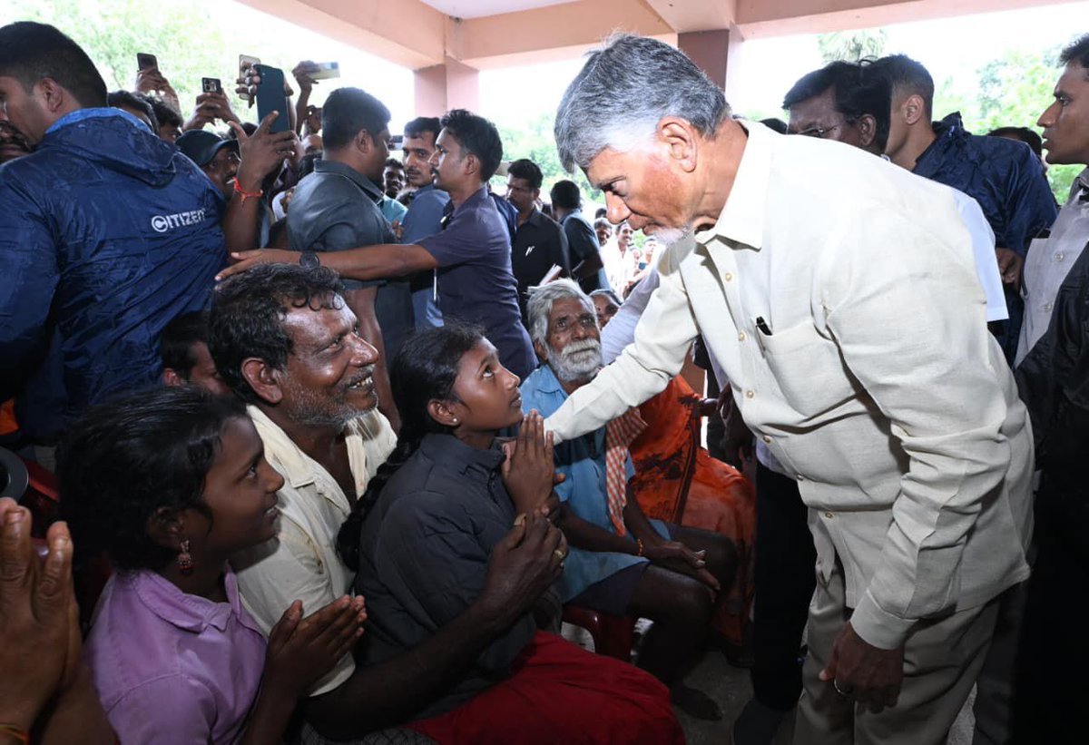 ncbn's tweet image. #TeamAPInAction 
#CycloneMontha 
డాక్టర్ బీఆర్ అంబేద్కర్ కోనసీమ జిల్లా, అల్లవరం మండలం, ఓడలరేవులో మొంథా తుఫాను బాధితుల కోసం ఏర్పాటు చేసిన పునరావాస కేంద్రానికి వెళ్లి బాధితుల క్షేమ సమాచారాన్ని అడిగి తెలుసుకున్నాను. నిర్వాసిత కుటుంబాలకు ప్రభుత్వం నుండి నిత్యావసర సరుకులు, 25 కేజీల…