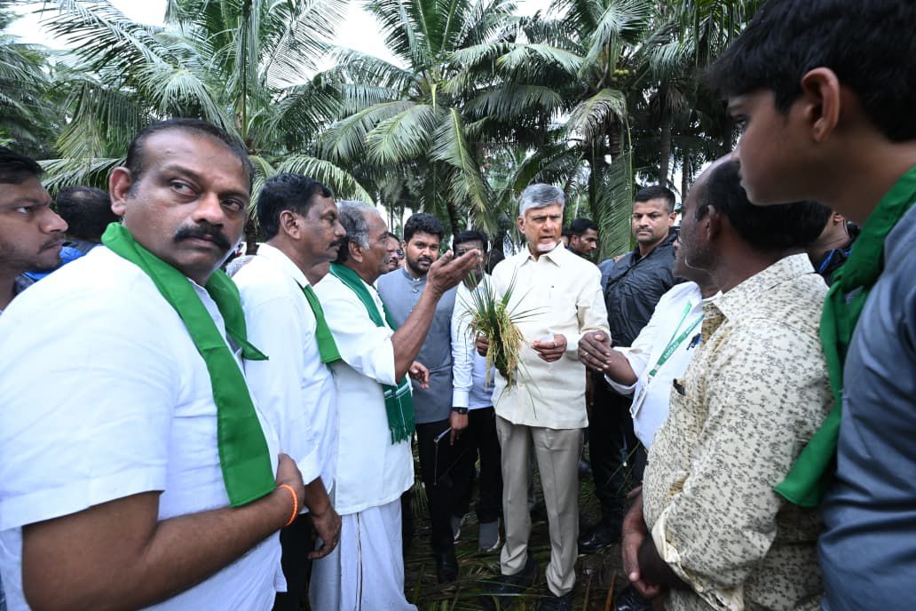 ncbn's tweet image. #TeamAPInAction 
#CycloneMontha 
డాక్టర్ బీఆర్ అంబేద్కర్ కోనసీమ జిల్లా, అల్లవరం మండలం, ఓడలరేవులో మొంథా తుఫాను బాధితుల కోసం ఏర్పాటు చేసిన పునరావాస కేంద్రానికి వెళ్లి బాధితుల క్షేమ సమాచారాన్ని అడిగి తెలుసుకున్నాను. నిర్వాసిత కుటుంబాలకు ప్రభుత్వం నుండి నిత్యావసర సరుకులు, 25 కేజీల…