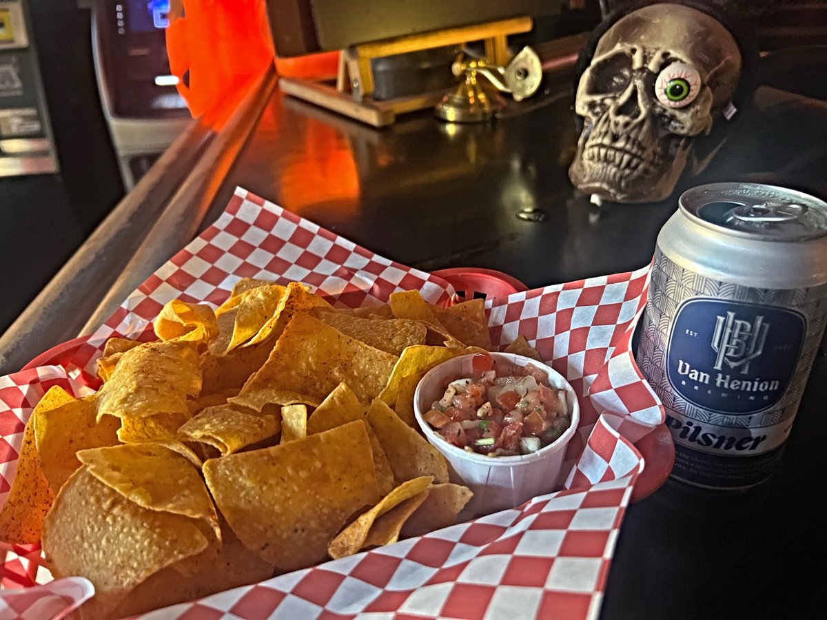 Robotvirgin's tweet photo. Chips & Pico, with a Pilsner & Tequila, at Hungry Tiger, a Vegan Friendly Bar in PDX!
.
.
#chipsandpico #chipsandpicodegallo #picodegallo #pico #chips #tortillachips
#chipsandsalsa #tequila #ipa #veganmexicanfood #vegandrink #vegan #veganfood #plantbased #veganism #hungrytiger https://t.co/zVp469Zkjo