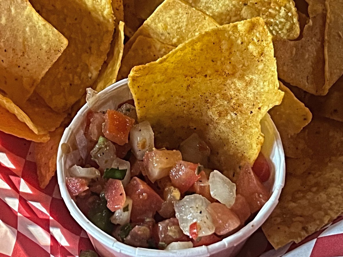 Robotvirgin's tweet photo. Chips & Pico, with a Pilsner & Tequila, at Hungry Tiger, a Vegan Friendly Bar in PDX!
.
.
#chipsandpico #chipsandpicodegallo #picodegallo #pico #chips #tortillachips
#chipsandsalsa #tequila #ipa #veganmexicanfood #vegandrink #vegan #veganfood #plantbased #veganism #hungrytiger https://t.co/zVp469Zkjo