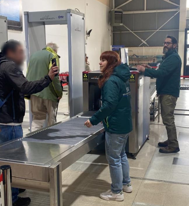sagchile's tweet photo. Ya comenzó temporada de cruceros en  #Magallanes y nuestros equipos ya trabajan en la prevención de ingreso de potenciales plagas o enfermedades silvoagropecuarias.

Recuerda que todos los productos de origen animal 🍯🥚🥩🐾 y vegetal 🍎🥔🌱🪵 deben ser declarados.

#Declara https://t.co/CXoaCDZobh