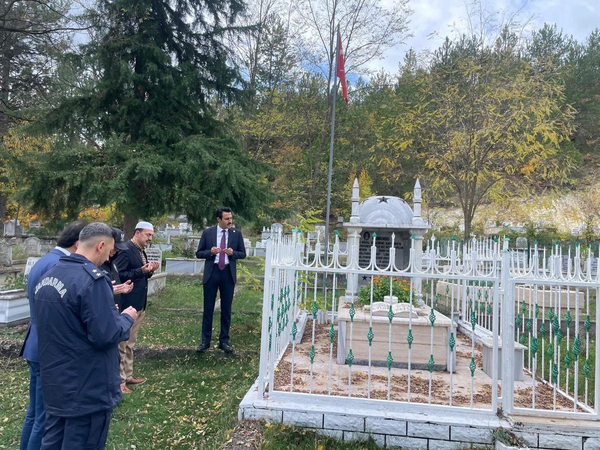 Kaymakamımız Sayın Ali Emre TEKİN ilçemizdeki ilk ziyaretlerine, vatanımız için canlarını feda eden aziz şehitlerimizin emaneti olan kıymetli ailelerinin hayır dualarını alarak başladı.

Sonrasında şehidimizin kabri ziyaret edilerek Kur’an-ı Kerim okundu.