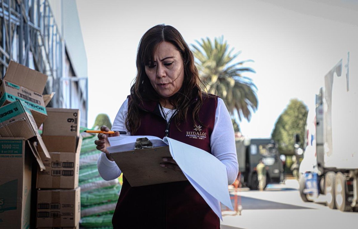 difhgo's tweet image. Agradecemos al Poder Judicial por sumarse con un donativo de víveres en el aeropuerto Juan Guillermo Villasana y colaborar en el armado de despensas en los hangares 2 y 3. Su apoyo fortalece la ayuda a las familias hidalguenses. 🚁💪🏻✨