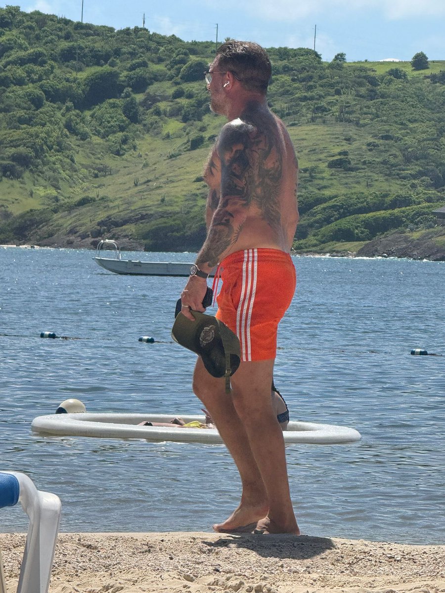 TomHardyHQ's tweet image. Tom Hardy in newly shared photo.