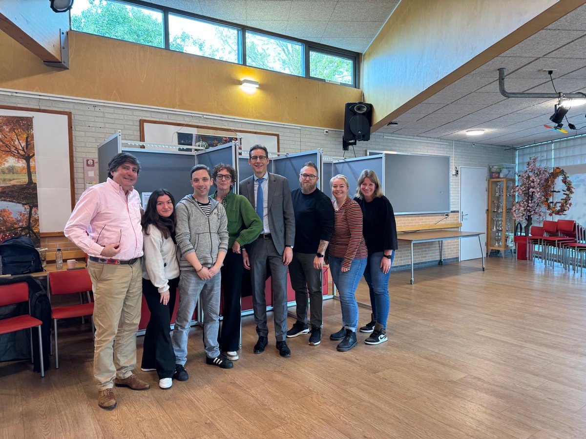 Tjapko_Poppens's tweet image. Dit jaar is bij Dagcentrum Westwijk van Ons Tweede Thuis voor het eerst een stembureau. Hier werken Jasper en Wendy als prokkelduo: een vrijwilliger met een verstandelijke beperking werkt samen met een andere vrijwilliger mee op het stembureau. Goed initiatief.