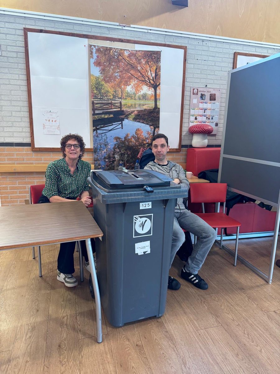 Tjapko_Poppens's tweet image. Dit jaar is bij Dagcentrum Westwijk van Ons Tweede Thuis voor het eerst een stembureau. Hier werken Jasper en Wendy als prokkelduo: een vrijwilliger met een verstandelijke beperking werkt samen met een andere vrijwilliger mee op het stembureau. Goed initiatief.
