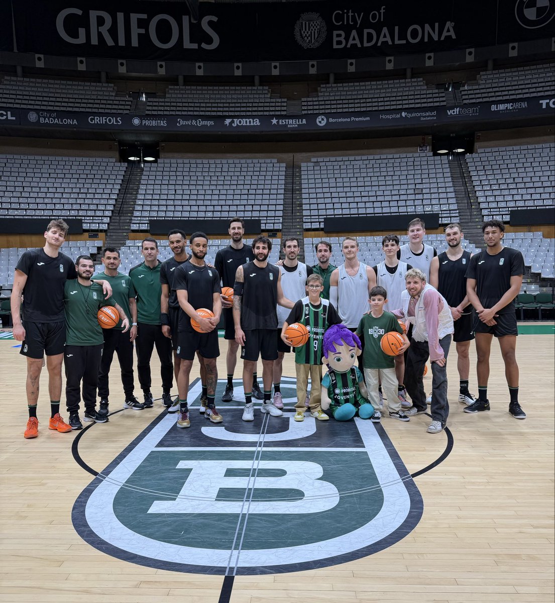Penya1930's tweet image. 🤗 Avui ens ha visitat el Biel, un nen diagnosticat amb càncer. Amb l’ajuda dels metges, @TRRFoundation i @nixiforchildren, ja s’ha recuperat

El Biel, del planter, i el @rickyrubio9, s’han trobat amb tot l’equip. Estem molt contents de veure’t així de bé! 💚🖤

#CityOfBadalona
