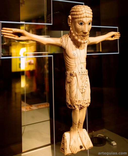 arteguias's tweet photo. El Cristo de Carrizo es la joya del Museo de León. Se trata de una pieza realizada en marfil, datada en el siglo XI, que pudo ser creada por el mismo taller que el de Fernando I y Doña Sancha, que se conserva en el Museo Arqueológico Nacional.
#cristodecarrizo #museodeleon https://t.co/KSQmzQ8uT3