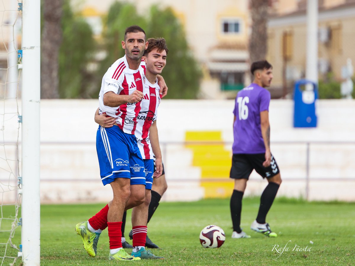 𝗩𝗜𝗘𝗝𝗢𝗦 𝗥𝗢𝗖𝗞𝗘𝗥𝗢𝗦 𝗡𝗨𝗡𝗖𝗔 𝗠𝗨𝗘𝗥𝗘𝗡

🩸 Paco Bailén, como buen depredador del área, huele la sangre y no perdona.

 🪖 Un veterano de guerra al servicio del <a href="/SantaPolaCF/">Santa Pola C.F.</a>.

⚽ 3 goles en estas primeras seis jornadas.

📷 Rafael Iñesta