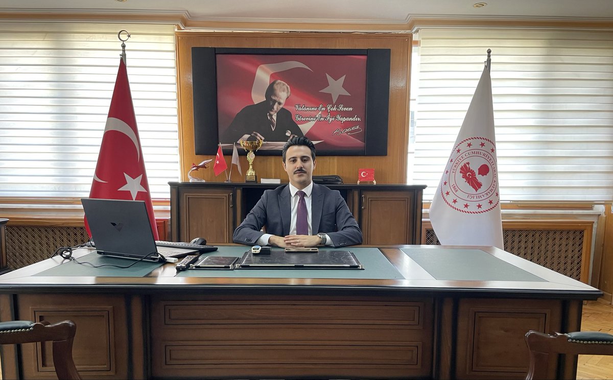 İçişleri Bakanlığımızın 16.10.2025 tarihli onayı ile ilçemize atanan 🇹🇷Kaymakamımız Sayın Ali Emre TEKİN, 27.10.2025 tarihinde (bugün) ilçemizdeki görevinde başlamıştır.
