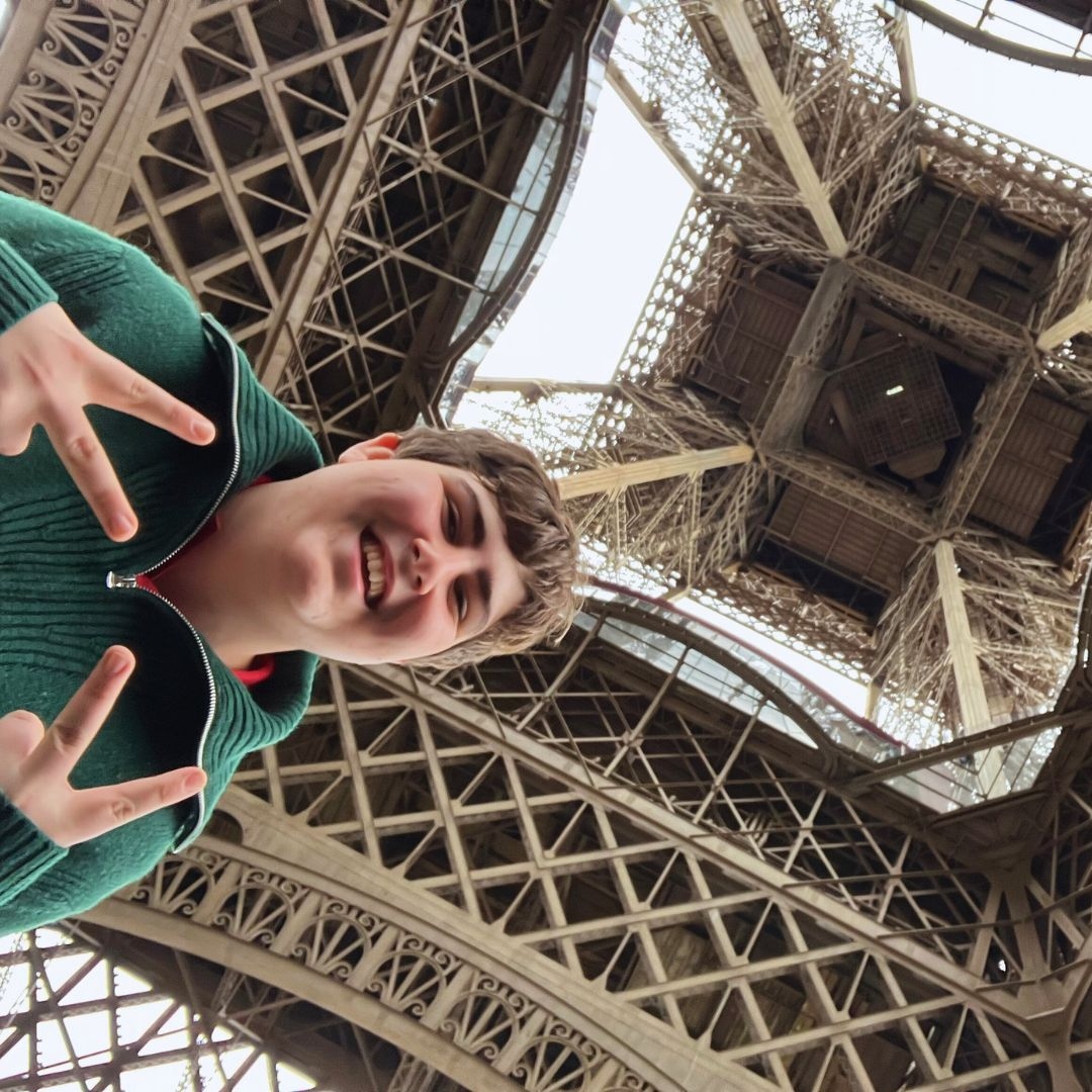 WalkingTreeTrav's tweet image. Sometimes all it takes to see the world differently is a new angle.
#NewPerspectives #StudentTravel #EiffelTowerViews