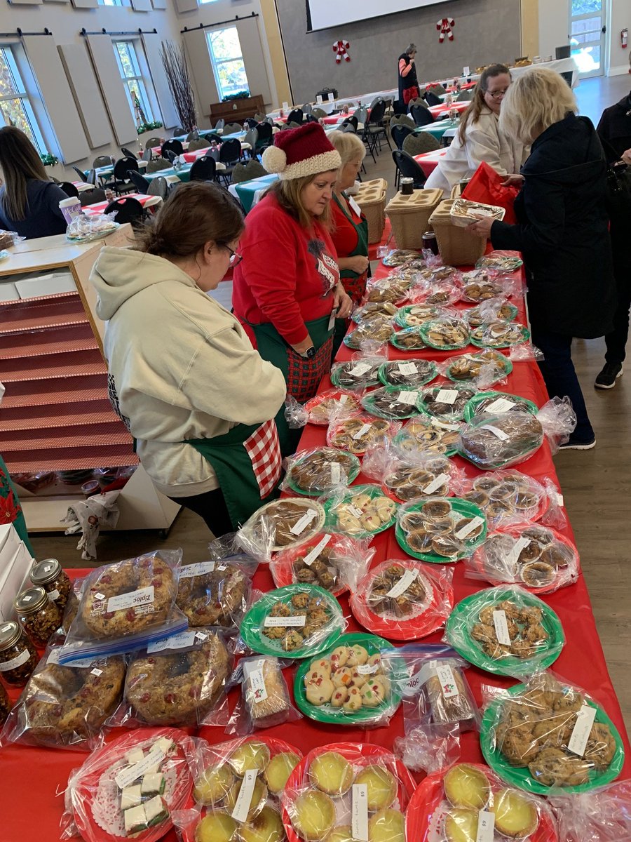 Do you feel that chill in the morning air?
The seasons are changing and that can only mean one thing ...
Mistletoe Mart kicks off the holiday shopping season on November 8!
Enjoy artisans, silent auction, cafe, baked goods, fine treasures and more!
portnelson.ca/mistletoe-mart/