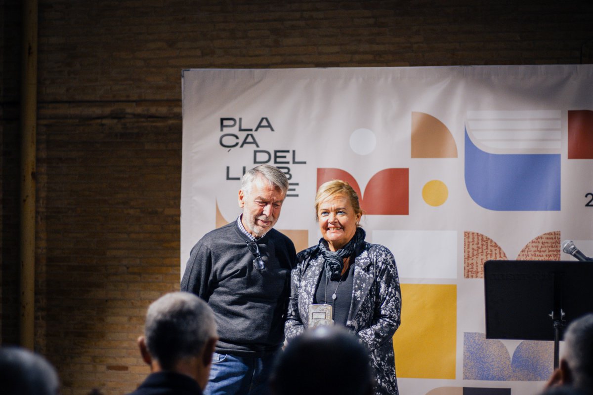 Ahir tinguérem el plaer de participar en la inauguració de la 13a <a href="/placadelllibre/">Plaça del Llibre</a> de València! 👏

Gaudirem l'honor de fer entrega del Premi a la Difusió de la Llengua i la Cultura a la <a href="/fhortasud/">Fundació Horta Sud</a>💛

Un acte on reivindicar la feina en favor de la nostra cultura i literatura!
