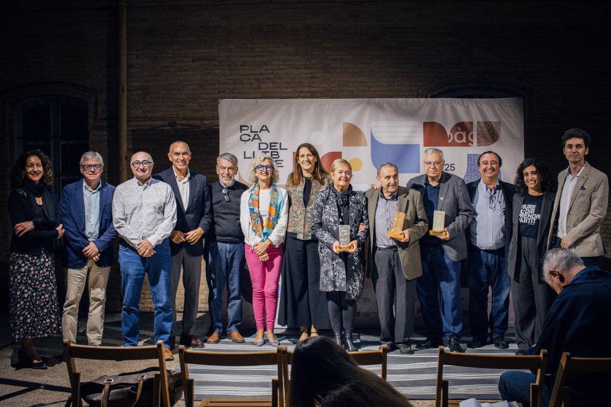 escolatv's tweet photo. Ahir tinguérem el plaer de participar en la inauguració de la 13a @placadelllibre de València! 👏

Gaudirem l'honor de fer entrega del Premi a la Difusió de la Llengua i la Cultura a la @fhortasud💛

Un acte on reivindicar la feina en favor de la nostra cultura i literatura! https://t.co/CxyNIEq5jA