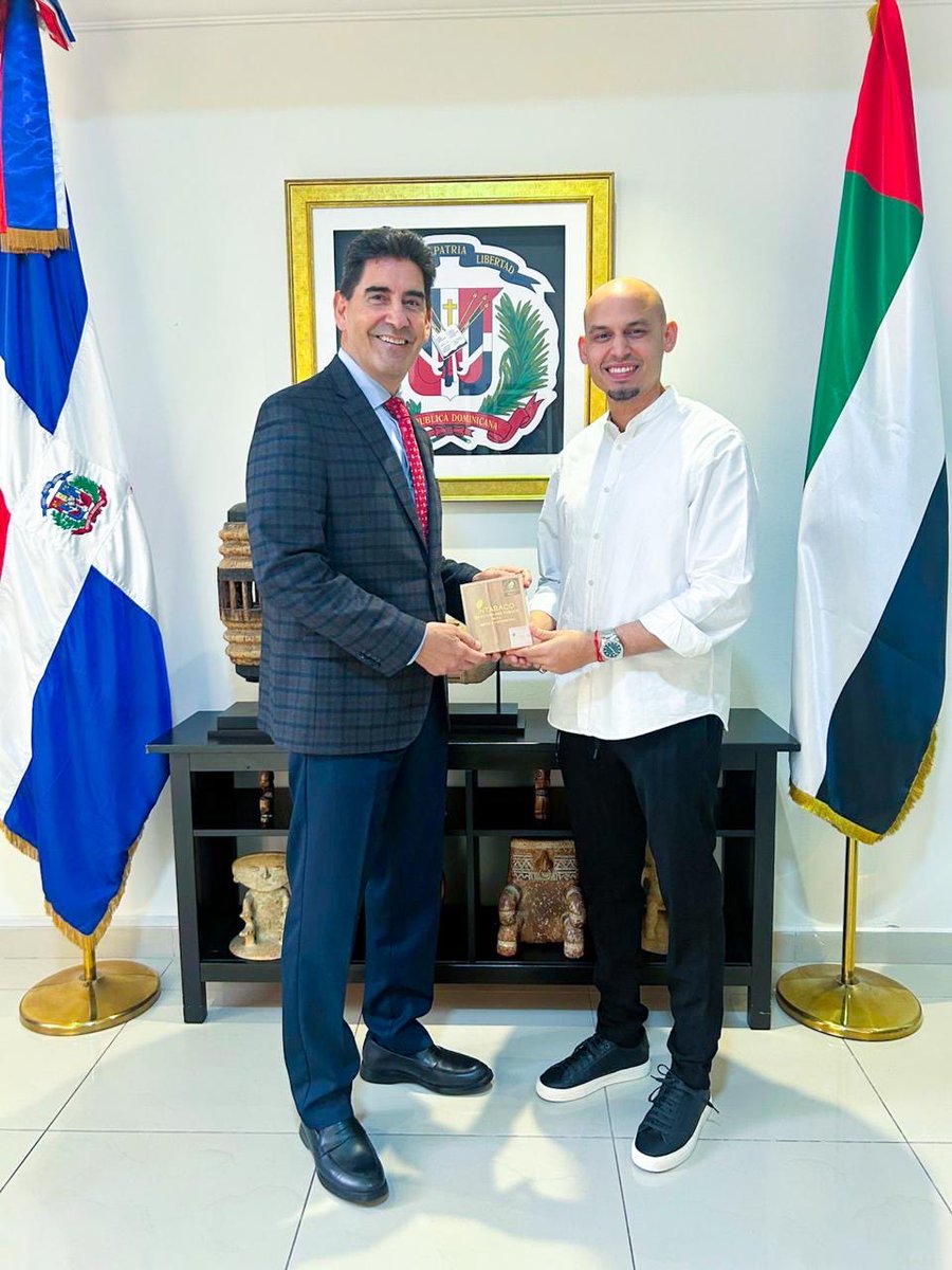 Promoviendo el tabaco de RD en Dubai

Nuestro director de Recursos Humanos, Luis Ortíz, se reunió con el embajador de República Dominica en los Emiratos Árabes Unidos en Dubai, Renso Herrera, con quien conversó sobre la labor de  promoción y apoyo a los productores y a la