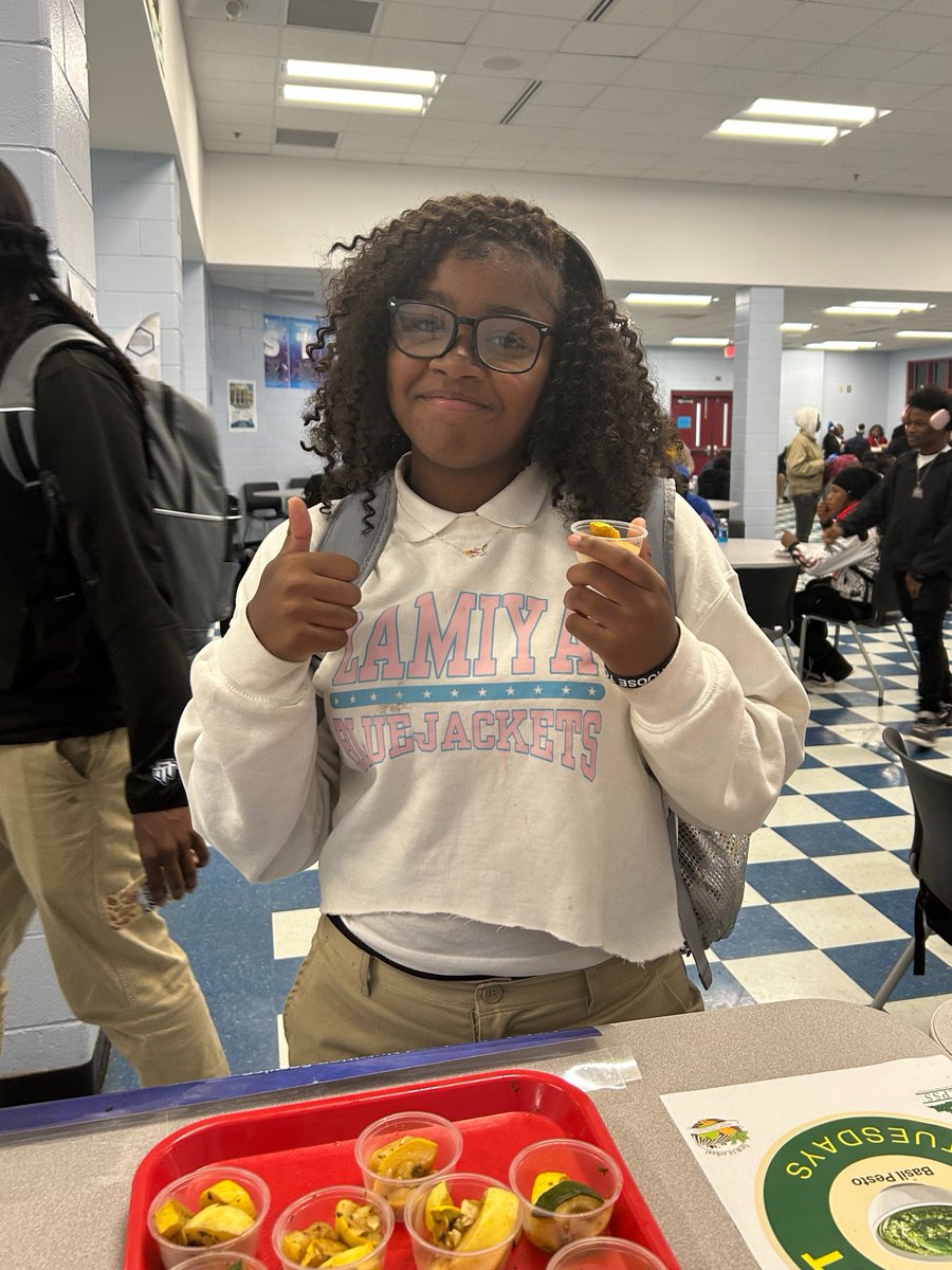 SCCPSS's tweet photo. 🍅🍴🌿Breakfast &amp; lunch are FREE in the Savannah-Chatham County Public School System, where Savannah High hosted a very timely TASTE TEST TUESDAY featuring SQUASH — October’s @GeorgiaDeptofEd Harvest of the Month!  @GaSchoolNutrition
#TasteTestTuesday #FarmToSchool https://t.co/9OI9mVkxjS
