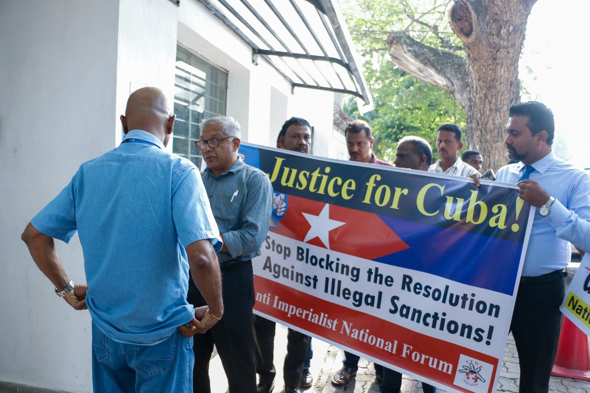 Miembros de la solidaridad entregan en misión de ONU en #SriLanka 🇱🇰 carta al Secretario General de <a href="/ONU_es/">Naciones Unidas</a>, denunciando  el #Bloqueo  de EE. UU. a #Cuba 🇨🇺 #TumbaElBloqueo 

misiones.cubaminrex.cu/es/articulo/mi…