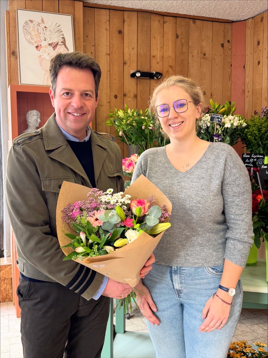 vivrelevroux's tweet photo. 💐 Ravi d’avoir assisté à l’ouverture du nouveau magasin de fleurs de #Levroux ce 29/10/25. La boutique L’Échappée fleurie tenue par Margaux Durand vous accueille pour vos plus belles commandes de #fleurs et de #plantes. #Commerce #CentreVille #Attractivité https://t.co/Mza1rSujku