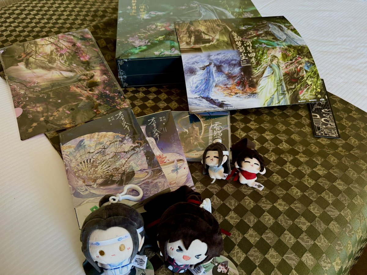 戦利品ーー！
タオバオでホテル着で買ったものと、7周年ポップアップストアの！あと豫園で買ったchageeの袋と(ミルクティーめっちゃ美味しかった)自販機の水のボトルが可愛かった奴！
全部素敵すぎる…