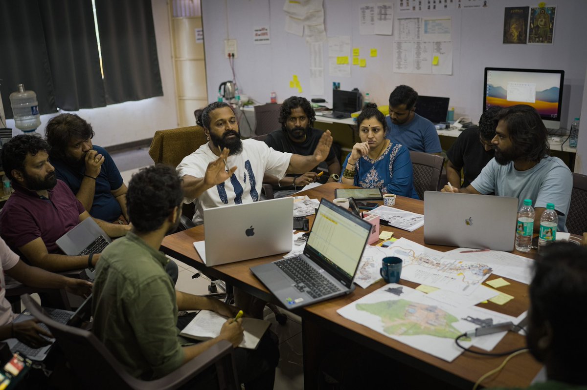 shetty_rishab's tweet image. Much love to my Direction squad! 
Every frame and emotion totally nailed, thanks to you all. From planning complex schedules, going through long shoots and unpredictable weather, your spirit and teamwork made it all happen. So proud of this journey, thanks for standing strong…