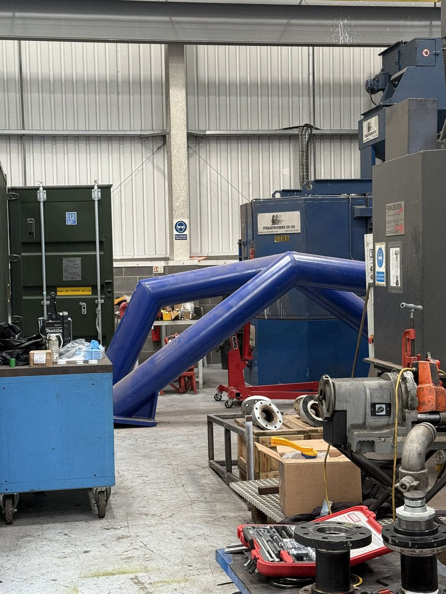 You know those inflatable guys they have outside car dealerships?
The ones with the waving arms…
I think I’ve found their legs!