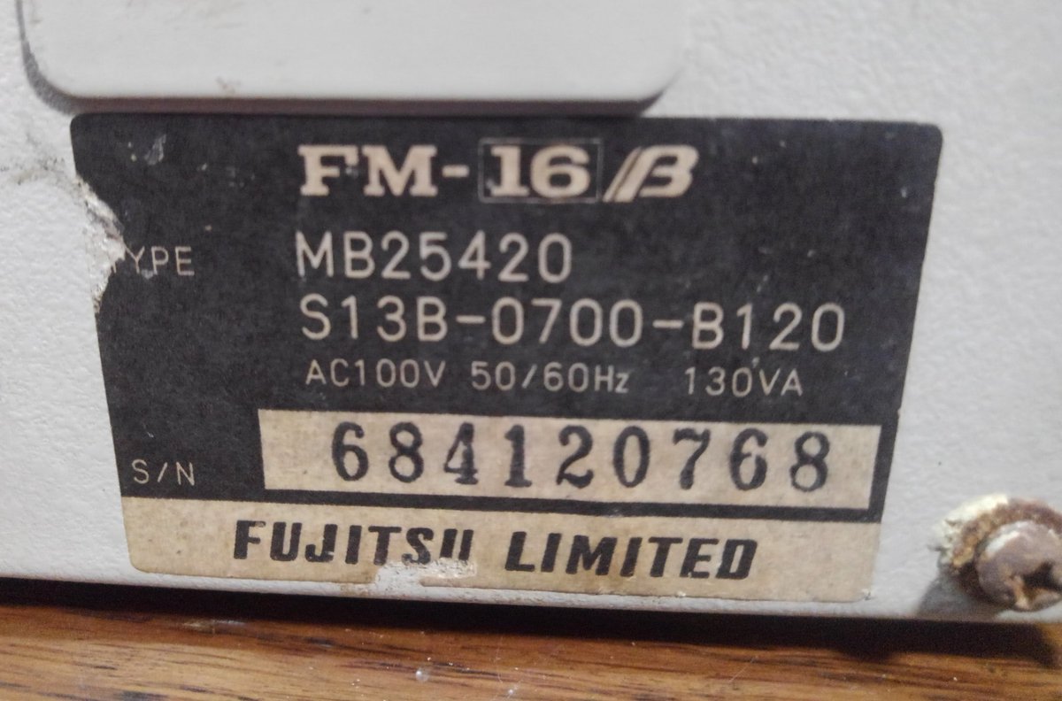 レトロPCの置場に困る少女 tweet media