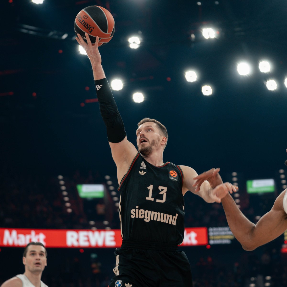 FCBBasketball's tweet photo. Sieg gegen Real ist durch! Jetzt morgen gegen Bologna nachlegen: https://t.co/vBMwrnfjFV
#FCBB #BAYVIR #EuroLeague https://t.co/PE5ANWVpRd