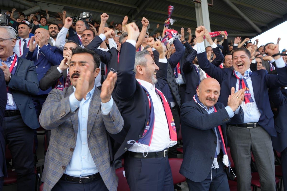 AhmetAYDIN_02's tweet photo. Türkiye Kupası 3. tur eleme maçında Kasımpaşaspor’u 3-1’lik skorla mağlup eden Kahtaspor’u gönülden tebrik ediyoruz! 👏⚽️

Tribündeki coşkuya, sahadaki mücadeleye ve bu anlamlı galibiyetin heyecanına hep birlikte şahitlik ettik. 💙🤍
Emeği geçen futbolcularımızı, teknik ekibi ve taraftarlarımızı yürekten kutluyor, Kahtaspor’a kupada başarılarının devamını diliyoruz! 💪🏆