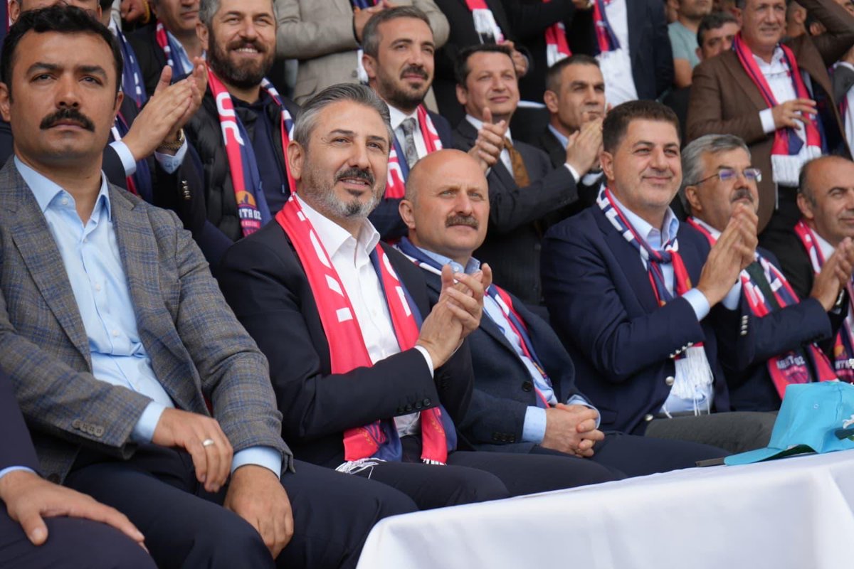 AhmetAYDIN_02's tweet photo. Türkiye Kupası 3. tur eleme maçında Kasımpaşaspor’u 3-1’lik skorla mağlup eden Kahtaspor’u gönülden tebrik ediyoruz! 👏⚽️

Tribündeki coşkuya, sahadaki mücadeleye ve bu anlamlı galibiyetin heyecanına hep birlikte şahitlik ettik. 💙🤍
Emeği geçen futbolcularımızı, teknik ekibi ve taraftarlarımızı yürekten kutluyor, Kahtaspor’a kupada başarılarının devamını diliyoruz! 💪🏆