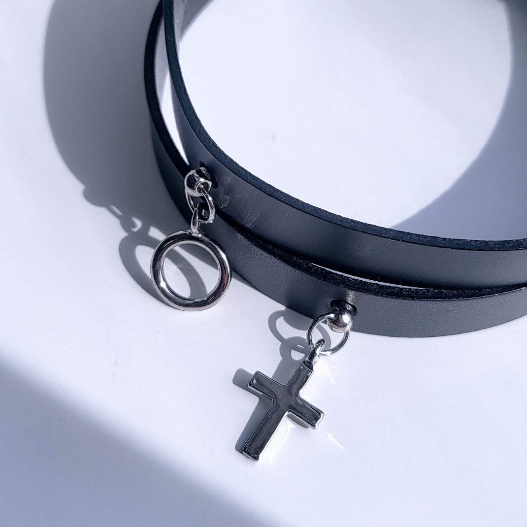 fromlizzy_com's tweet photo. -
dave punk look feather cross leather choker
데이브 펑크 룩 페더 깃털 크로스 십자가 레더 가죽 초커 목걸이

4 사이즈로 조절되는 버클이 장식 효과를 주며, 
유니크한 느낌을 선사할
고퀄리티 핸드메이드 레더 가죽 초커🤍🖤

https://t.co/7YWpZOYV2T
귀테리어 피어싱 쇼핑몰 프롬리지🤍 https://t.co/A14OlXk285