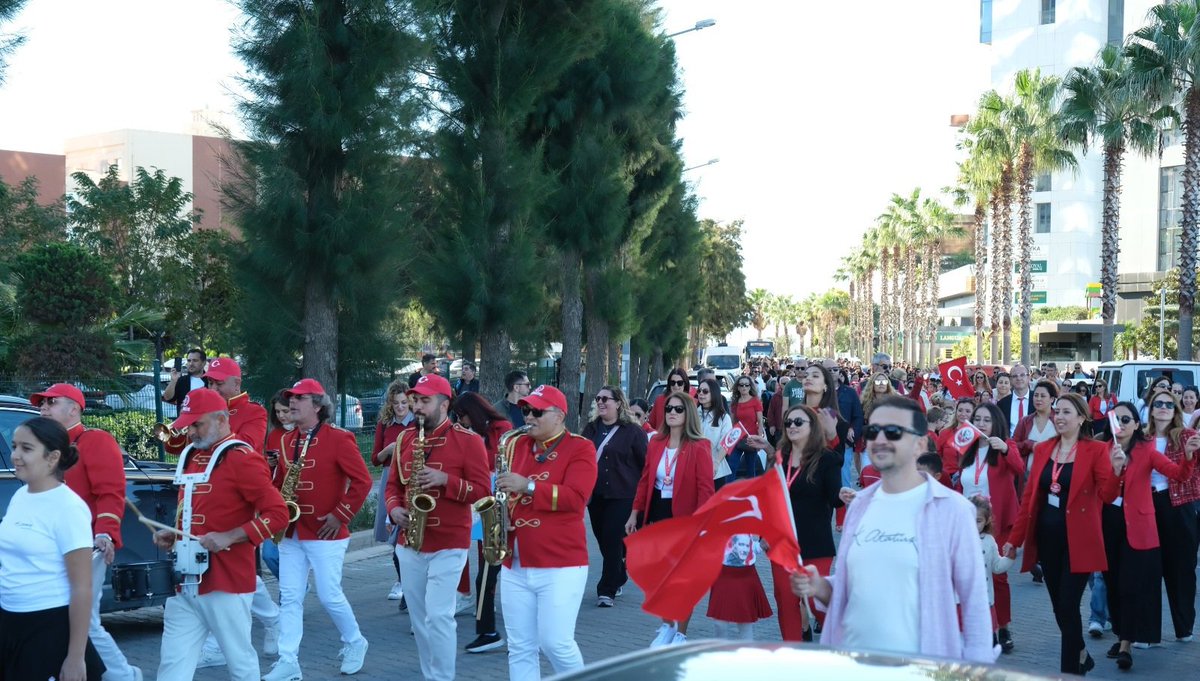 BKkarsiyaka's tweet photo. Gazi Mustafa Kemal Atatürk’ün bizlere emanet ettiği Cumhuriyet’i; 102 yıldır gururla, onurla, sonsuza dek yaşatmak için yürüyoruz. 29 Ekim Cumhuriyet Bayramımız kutlu olsun! 🇹🇷
#SözümüzCumhuriyet 
#bahçeşehirkoleji https://t.co/9L6QnXMtyt