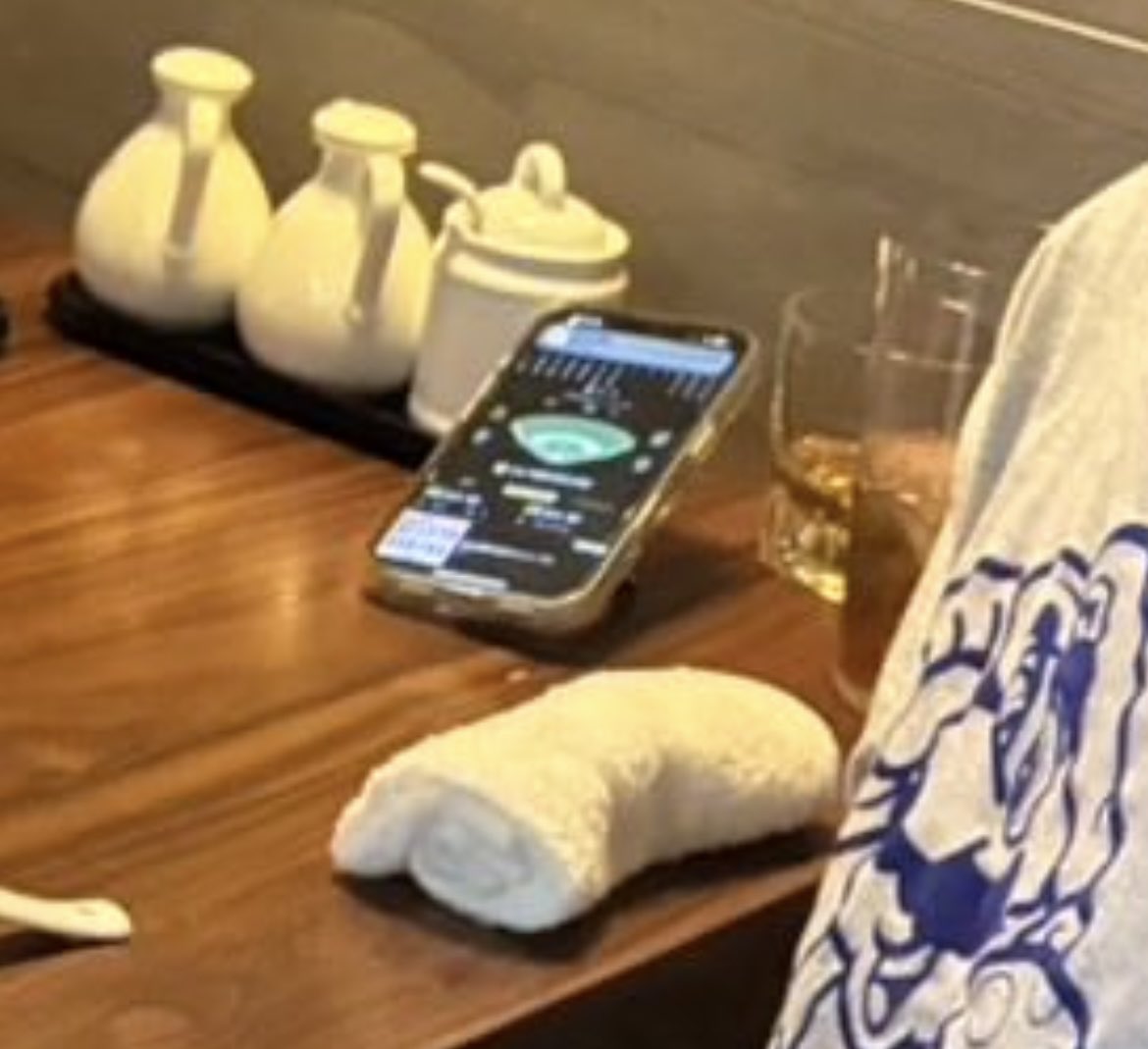 南場さん、会食中なのにしっかり目に日本シリーズ気になってて草