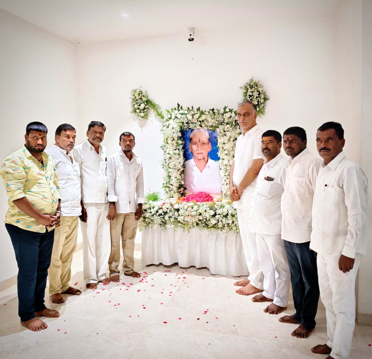 JrkcrPavan's tweet photo. మాజీ మంత్రి సిద్దిపేట ఎమ్మెల్యే తన్నీరు హరీష్ రావు అన్నగారి తండ్రి తన్నీరు సత్యనారాయణ రావు గారు నిన్న మరణించడంతో ఈరోజు ఆయన చిత్రపటానికి నివాళులు అర్పించి 
హరీష్ అన్నను పరామర��శించడం జరిగింది.ఇందులో శామీర్ పేట్ BRS పార్టీ నాయకులు 💐🙏 https://t.co/O4CiKwZj3K