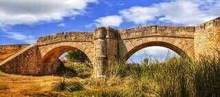 Ese era el hermoso Puente de Jalance, en Requena. Solo pasábamos peatones y ciclistas.