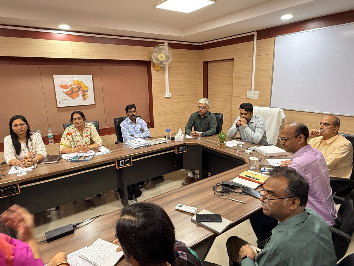 dcogujarat's tweet photo. जनगणना 2027 के पूर्व – परीक्षण हेतु तीन-दिवसीय प्रशिक्षण  दि 27 से 29 अक्टूबर 2025 तक DCO Gujarat  में आयोजित किया गया। प्रशिक्षण निदेशक श���री सुजल जे. मायत्रा, आई.ए.एस. के मार्गदर्शन में एवं  पर्यवेक्षक श्री भावेश मेहता तकनीकी निदेशक की उपस्थिति में संपन्न हुआ।
@sujalmayatra https://t.co/T8HPeLAWZL