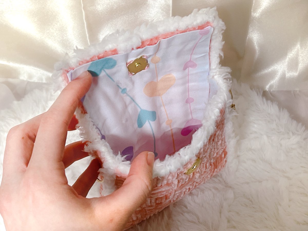 ハンドメイド 六角形モチーフのマルチカバー完成しました✨ カラーボックスが