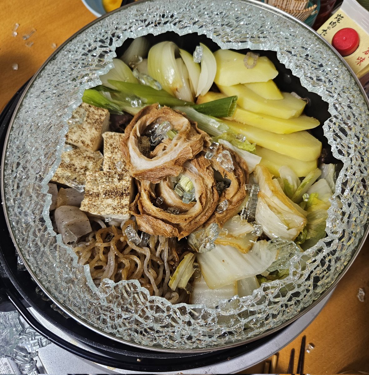 なんて日だ😡
せっかくのすき焼を～😡🔥
突然お鍋のガラス蓋が割れました😭なんて日だ～😭あー悲しい😢