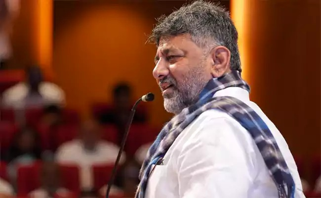 KParakala72698's tweet photo. 🚗 “సొంత కారు లేకపోతే పిల్లనివ్వరు!” 😅
బెంగళూరులో టన్నెల్ రోడ్ ప్రాజెక్టును సమర్థిస్తూ కర్ణాటక ఉపముఖ్యమంత్రి డీకే శివకుమార్ చేసిన ఆసక్తికర వ్యాఖ్యలు! 🎤
#DKShivakumar #Karnataka #Bengaluru #ViralComment #Politics #TunnelRoad #FunnyStatement https://t.co/ezBFSYo87n