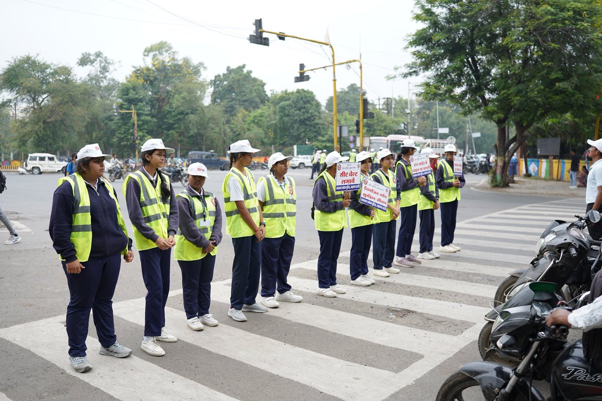 DcptrafficInd's tweet photo. ट्रैफिक प्रहरी अभियान से जुड़कर केटलिस्ट वर्ल्ड स्कूल के स्टूडेंट्स ने सड़क सुरक्षा नियमो को जाना। #indore #Mppolice #IndoreTrafficPolice #IndorePolice https://t.co/oTGlrgc5di