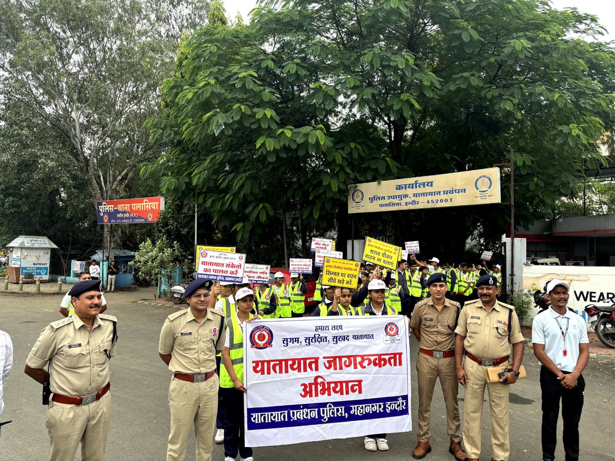 DcptrafficInd's tweet photo. ट्रैफिक प्रहरी अभियान से जुड़कर केटलिस्ट वर्ल्ड स्कूल के स्टूडेंट्स ने सड़क सुरक्षा नियमो को जाना। #indore #Mppolice #IndoreTrafficPolice #IndorePolice https://t.co/oTGlrgc5di