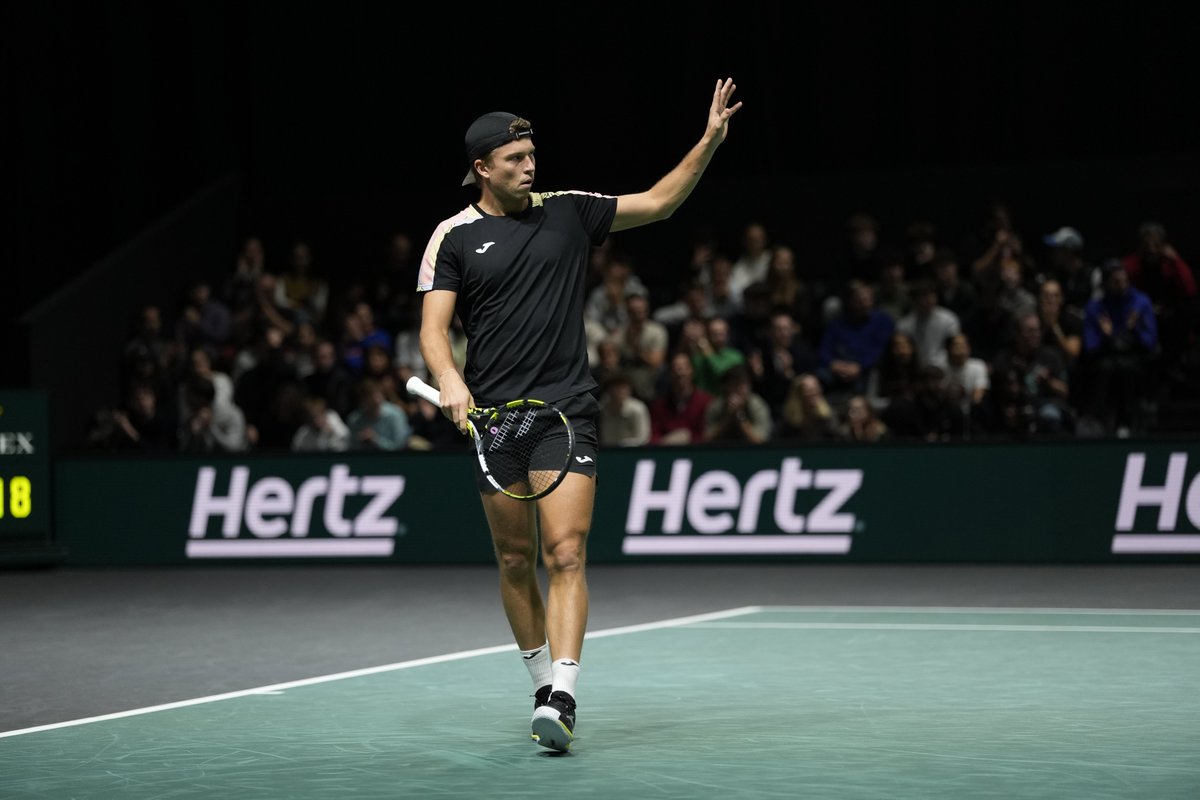 Alex démarre bien son match face à Félix. 7/5 dans le premier set. 
On continue comme ça !

#RolexParisMasters