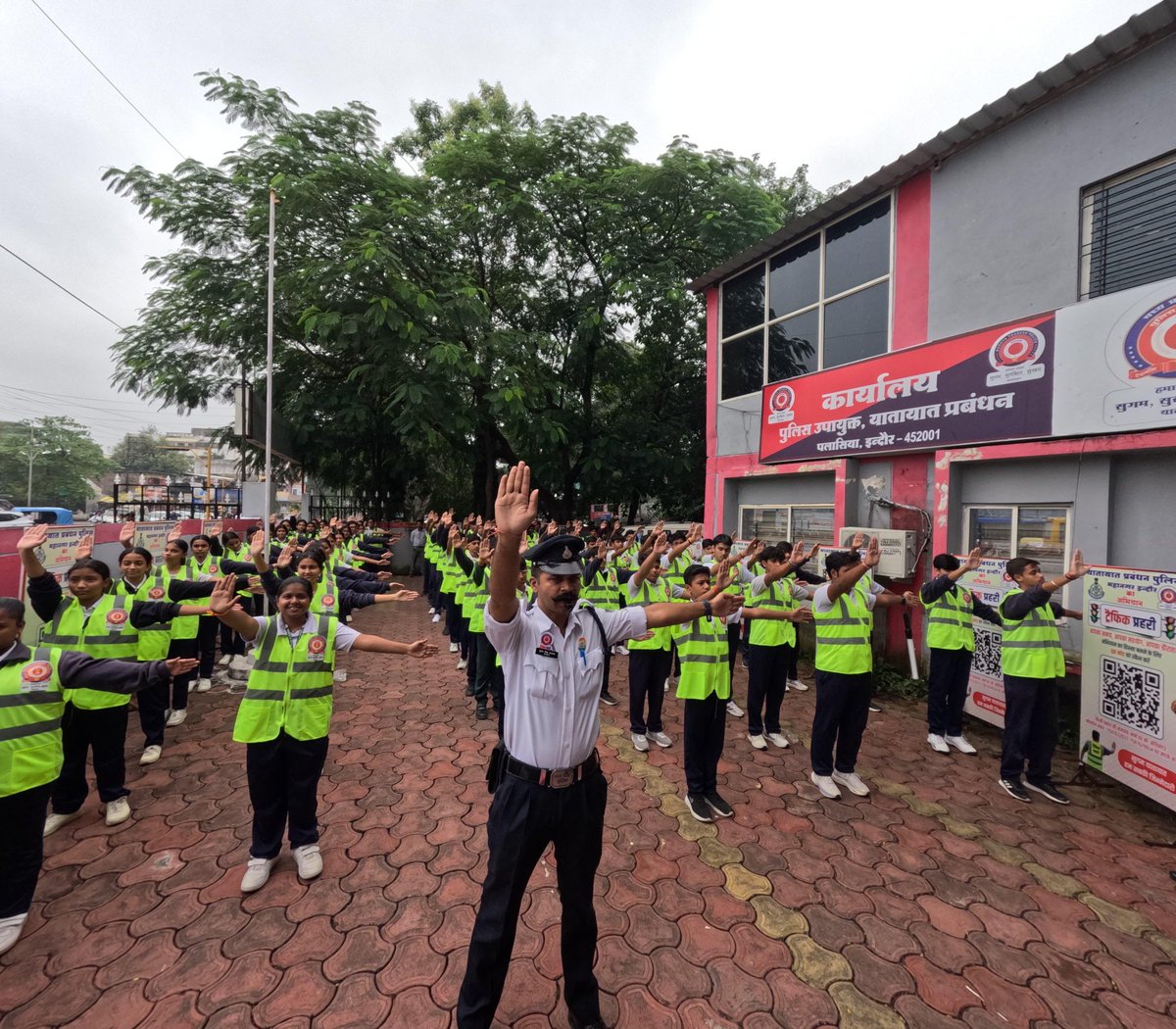 ट्रैफिक प्रहरी अभियान से जुड़कर केटलिस्ट वर्ल्ड स्कूल के स्टूडेंट्स ने सड़क सुरक्षा नियमो को जाना। #indore #Mppolice #IndoreTrafficPolice #IndorePolice