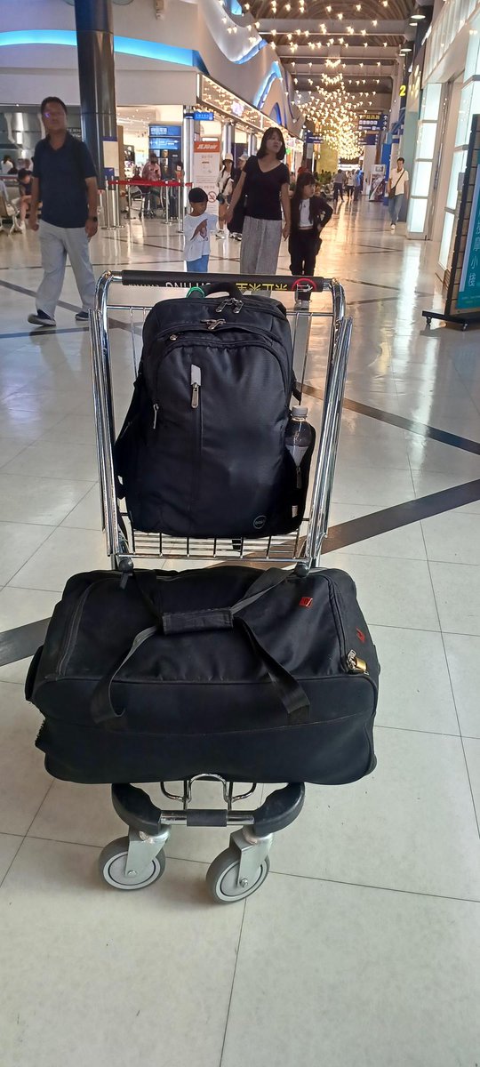 SatyajitChatter's tweet photo. @AirAsia – Why the hassle? It’s the same aircraft carrying both check-in and hand baggage. My total weight was within the 37 kg allowance.
Staff could’ve easily taken the “oversized” bag as check-in baggage instead of making it an issue.
#Airsewa #DGCAIndia https://t.co/tuKpzS0BwH