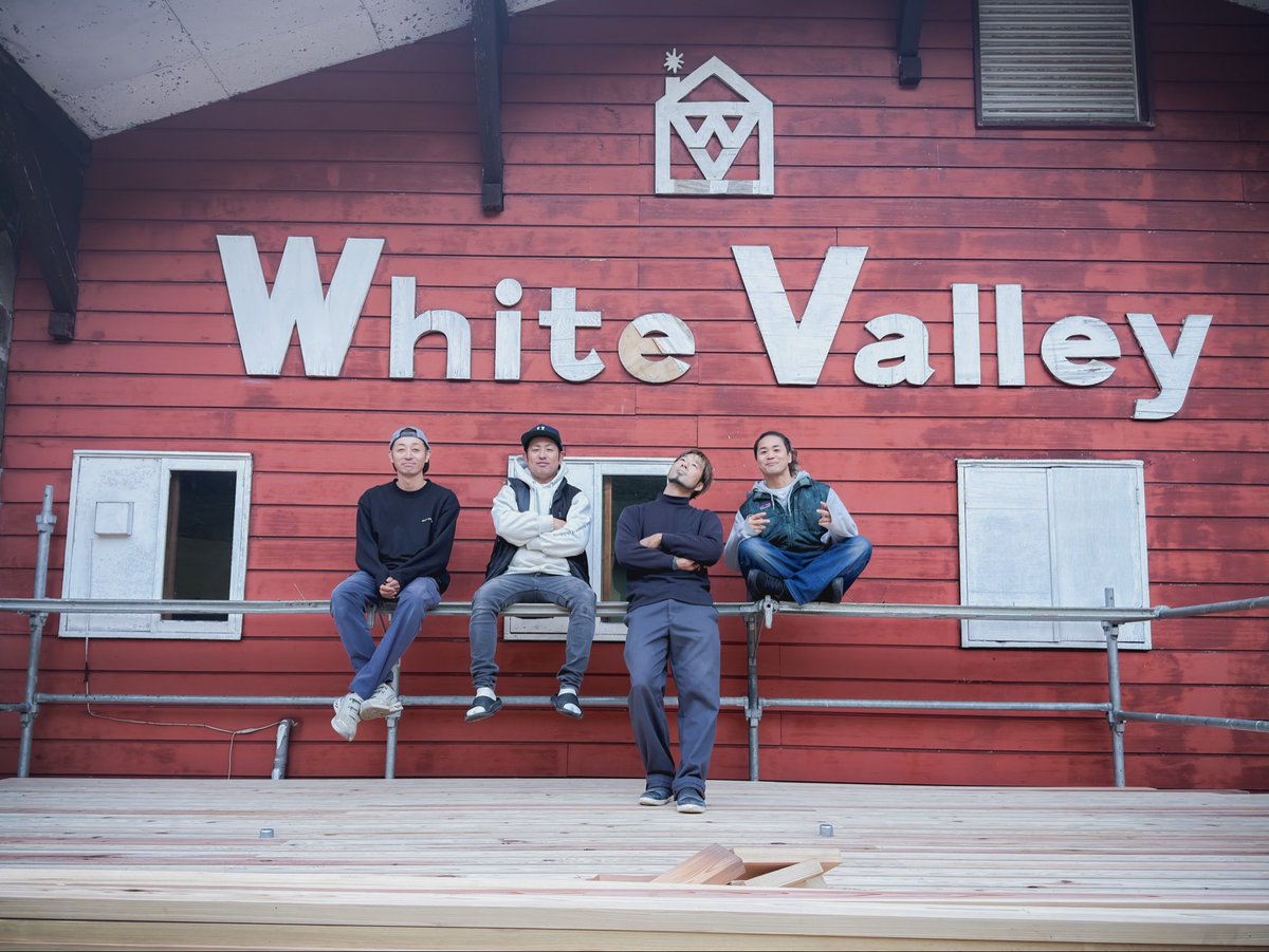 <a href="/whitevalleyski/">ホワイトバレーみなかみ</a> &amp; <a href="/MINAKAMIBASE/">MINAKAMI BASE</a> 始動です。
土産屋ミナカミベースやフォトスポットにもなる見晴らしデッキ、傷んだ手作りサインのリニューアル。
地形パーク造りにとどまらず、居心地良いホワイトバレーを、もう少しずつ居心地良い場所に。
フルメンバーじゃないけど、まずはこの4人から。