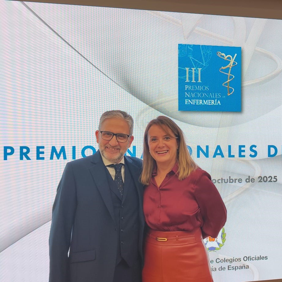 RevistaENFURO's tweet photo. @AEEU_Enfuro  estuvo presente en la Gala de los III Premios Nacionales de Enfermería organizados  @CGEnfermeria
Marta Rodríguez (Consejo de Redacción de @RevistaENFURO ) y Decana de Facultad Ciencias de la Salud, UNIE Universidad) estaba nominada en el área docente. ¡Enhorabuena! https://t.co/xRajIzbKIT